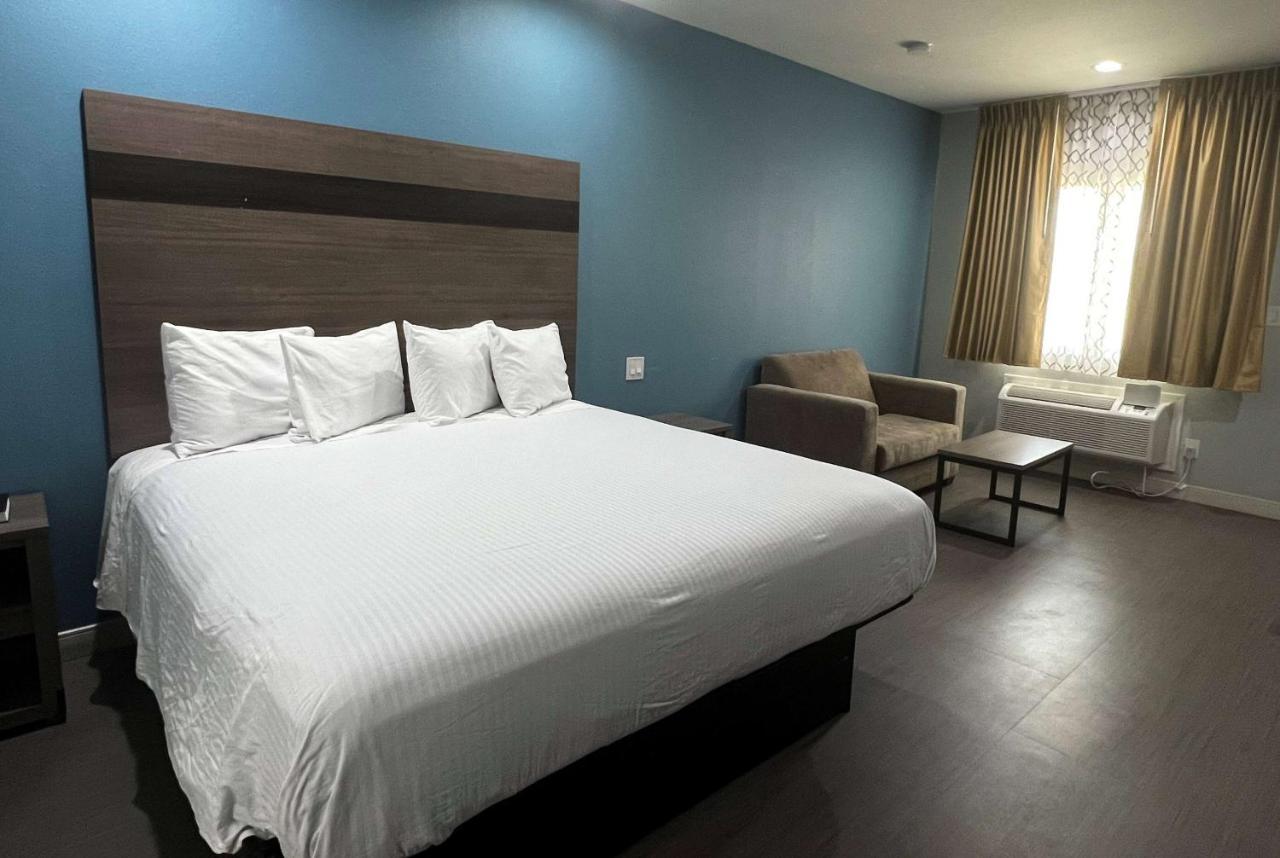 Baymont By Wyndham Freeport Texas Hotel Exterior foto